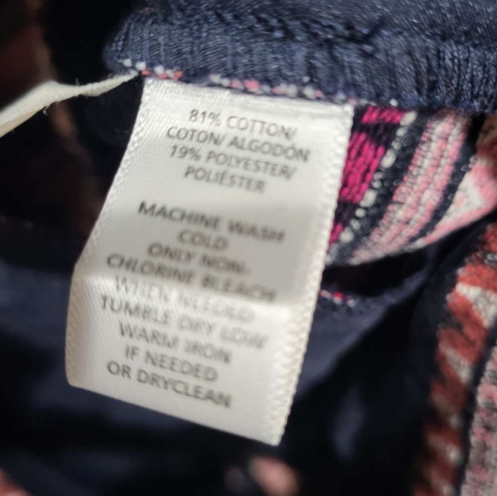 *3/$30 Sale* Ann Taylor Loft “The Riviera Short” in Textured Geo Pattern - Picture 5 of 8